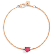 Bracciale Cuore DoDo in oro rosa 9K con cuore in rubino sintetico da 0,6 ct, maglia gourmette e chiusura regolabile.